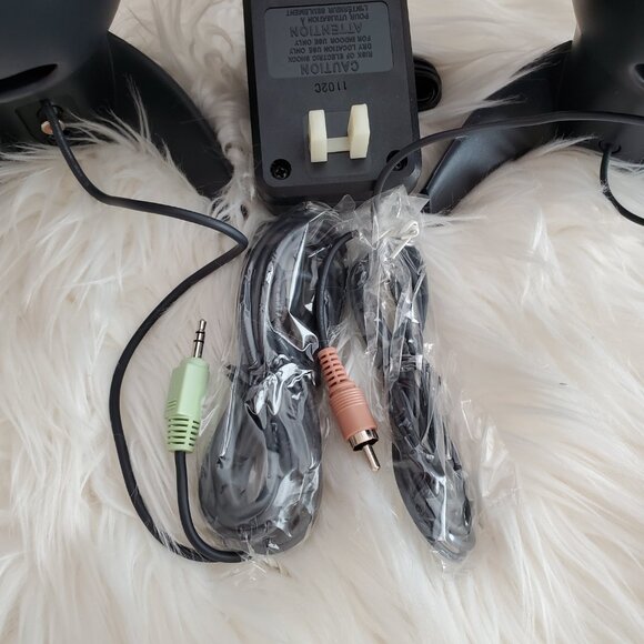 Harman Kardon Black HK206 Multimedia Speakers with 12V AC Adapter - Picture 5 of 8